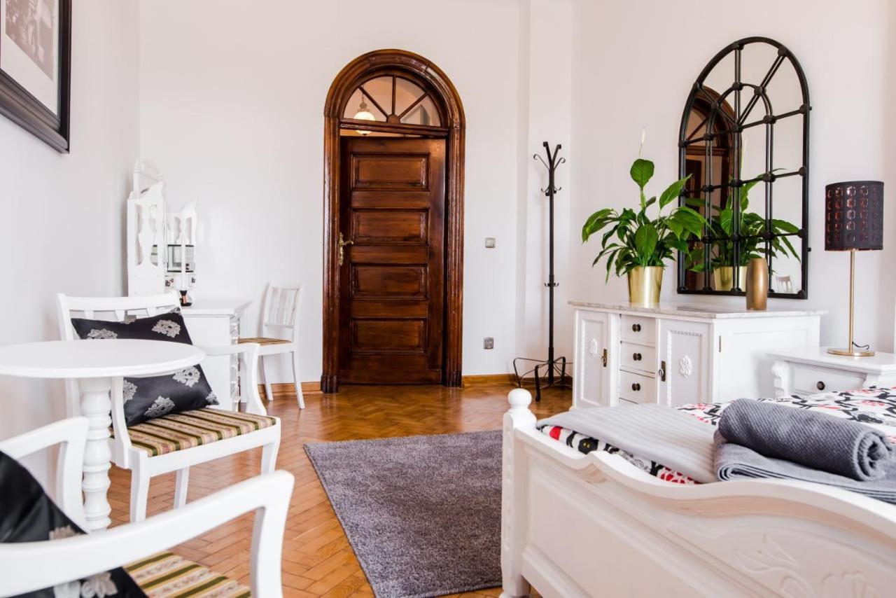 Halby Luxury Rooms Chmielna 73B Warsaw Ngoại thất bức ảnh